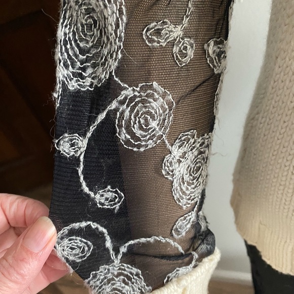 Beautiful sweater size junior Large - Picture 5 of 5